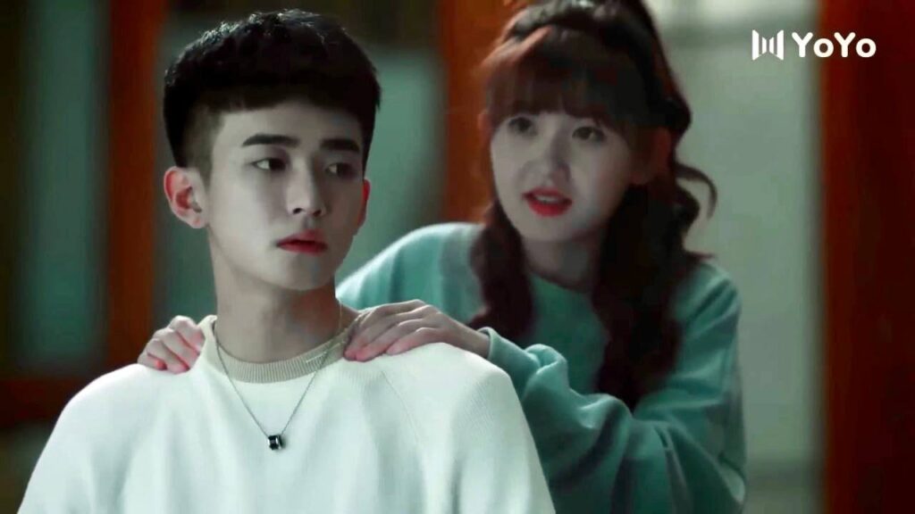 تدلك كتفـه و تتملق لـه  لكي يرفرف قلبـه لها  ( الحب الصامت )