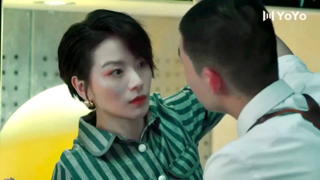 يقوم بمشهد رجولـي مع رئيستـه العزباء  ( الحب الصامت )