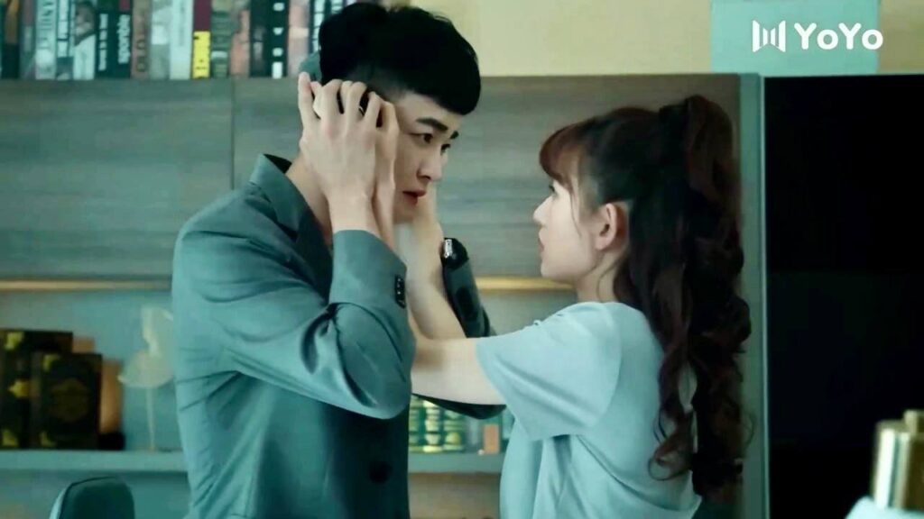 يصبح رئيسها ضعيف النظر و السمع , وعليها الاعتناء به ( الحب الصامت ) يصبح رئيسها ضعيف النظر و السمع , وعليها الاعتناء به ( الحب الصامت )