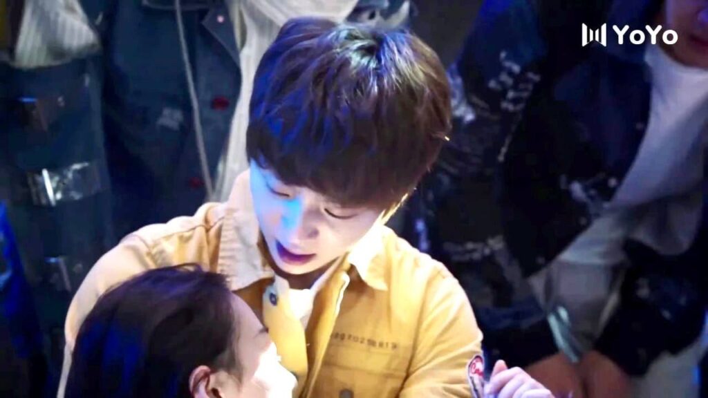 تسقط حبيبتـه امام اصدقائها اثناء تجربـة الاداء ( على وشك الشهرة )