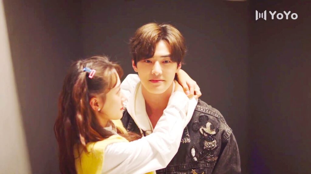 يسرع لمساعدتها رغم انه يخاف من الظلام ( على وشك الشهرة )