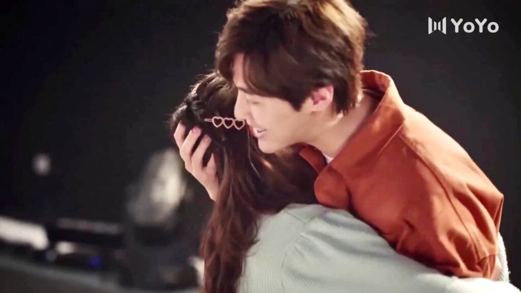 تنظر الى عيونـه وتخبره بأنه حلــمها ( على وشك الشهرة)