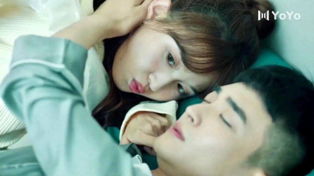 يحضـها الرئيس وهو نائــم ويتخيـلها قطتـه  ( الحب الصامت )