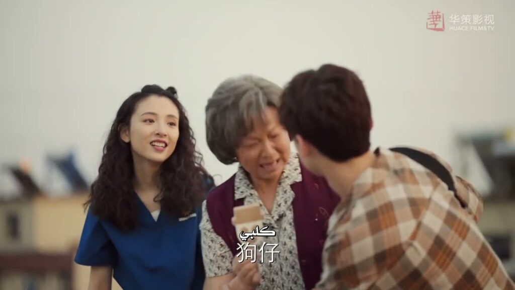 تعلم أنه بعد مرض جدتها ستبدأ قصة كفاحها مشهد من المسلسل الثمانينات و التسعينات مترجم للعربية