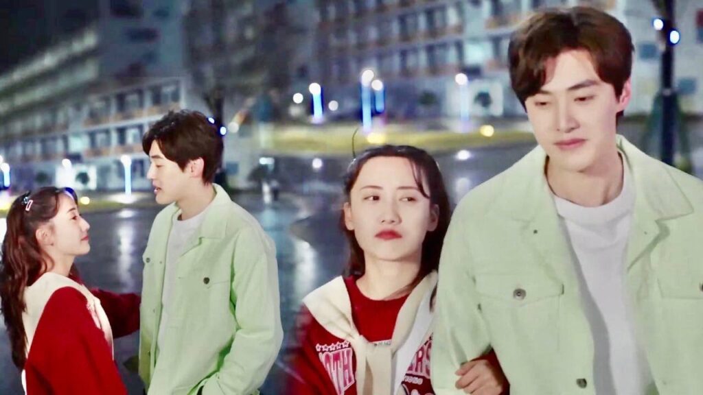 يداعب شعر حبيبتـه وهو يخبرها بانه يريد البقاء معها  ( على وشك الشهرة )