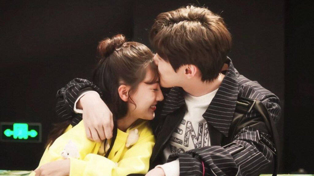 يعطيها قبلة على الجبيـن و يشجعها لتبذل ما بوسعها 😚😍( على وشك الشهرة )