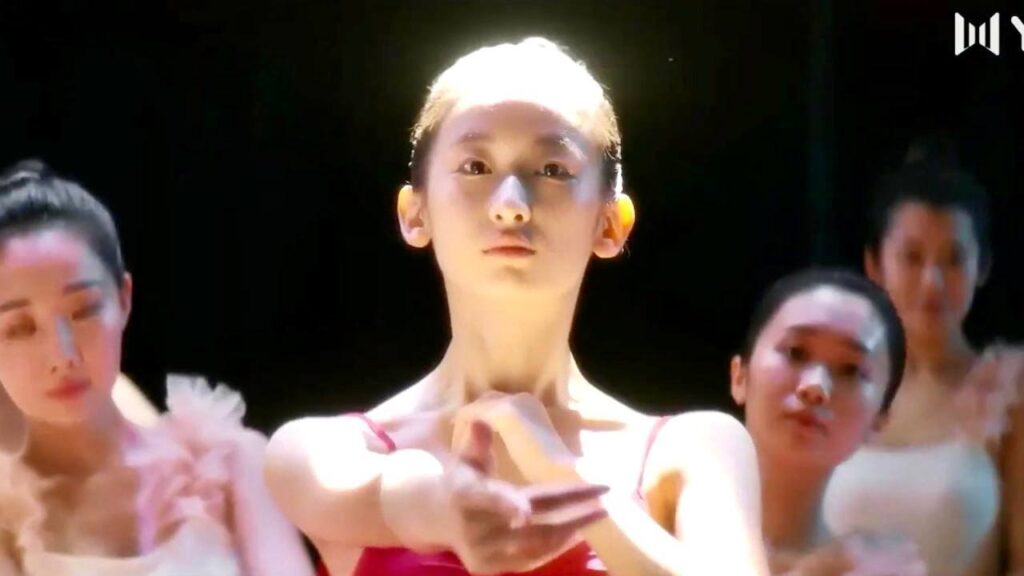 قامت بدعوة حبيبـها الفقير الى حفلـها و هي ترتدي الاحمر لاجلـه ( بابل ) قامت بدعوة حبيبـها الفقير الى حفلـها و هي ترتدي الاحمر لاجلـه ( بابل )