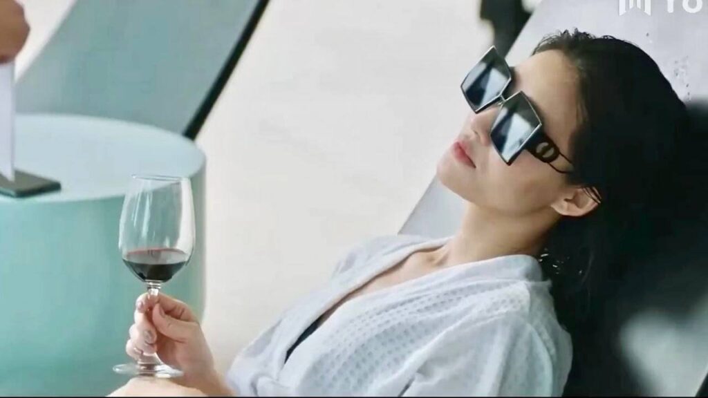 تستمتع بالسباحـة و تتصرف وكانها لم ترتكب اي جريمة ( بابل )