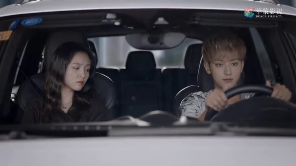 ينفصل عنها بسبب غيرته من معجب وسيم مشهد من المسلسل الرومانسي الموسيقي "ألمع نجم في السماء" مترجم