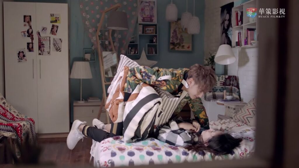 يجبر مساعدته علي العيش معها مشهد من المسلسل الرومانسي الموسيقي "ألمع نجم في السماء" مترجم