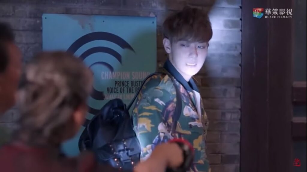 ذهبت للعثور على صديقتي ، لكن جيرانها اعتقدوا أنني سارق مشهد من المسلسل الصيني "ألمع نجم في السماء"