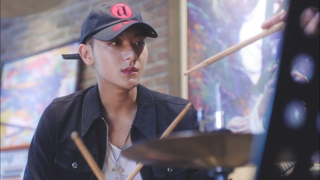 من كثرة التدريب تٌصاب يده حتي تنذف مشهد من المسلسل الرومانسي الموسيقي "ألمع نجم في السماء" مترجم