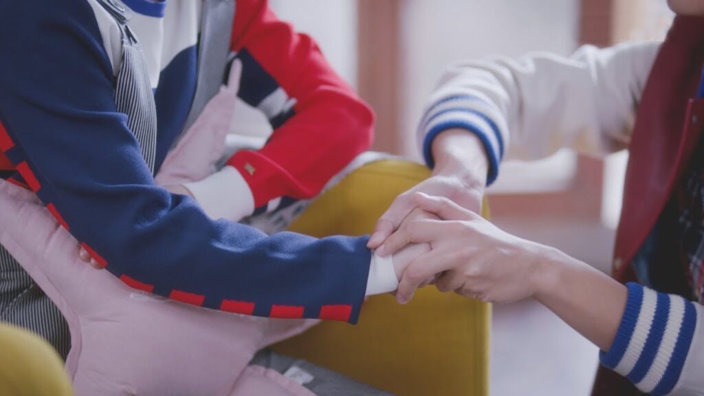 يخبرها بحبه لها ورغبته في تركها للنجم مشهد من المسلسل الرومانسي الموسيقي "ألمع نجم في السماء" مترجم