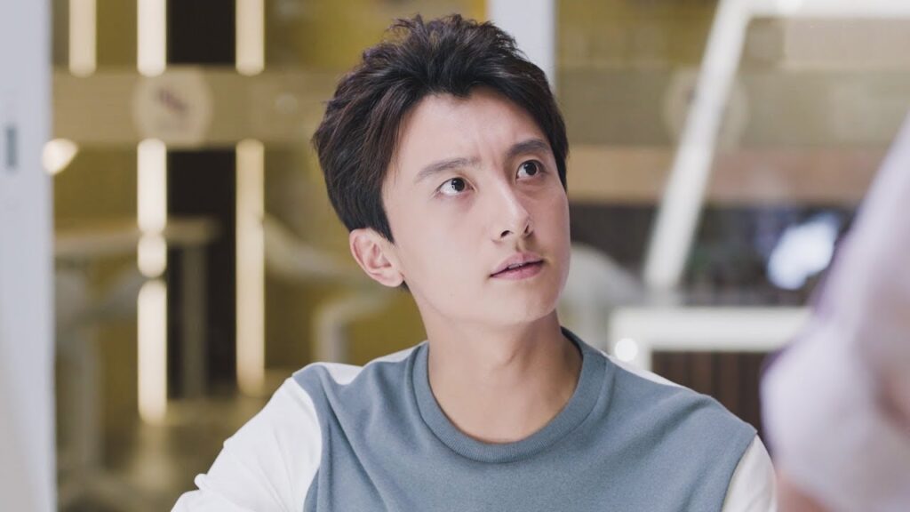 يحمل معجبة سمينة فتسقط فوقه مشهد من المسلسل الرومانسي الموسيقي "ألمع نجم في السماء" مترجم للعربية