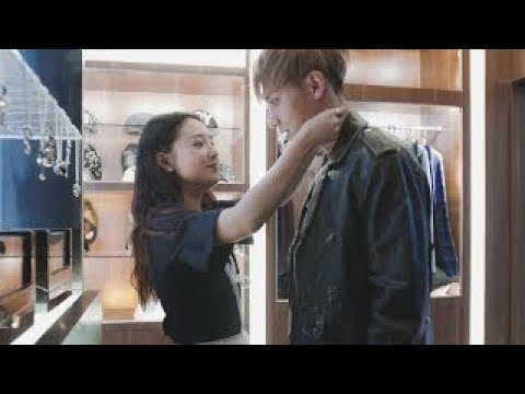 يقوم باختيار ملابسها ليري مدي جمالها مشهد من المسلسل الرومانسي الموسيقي "ألمع نجم في السماء" مترجم