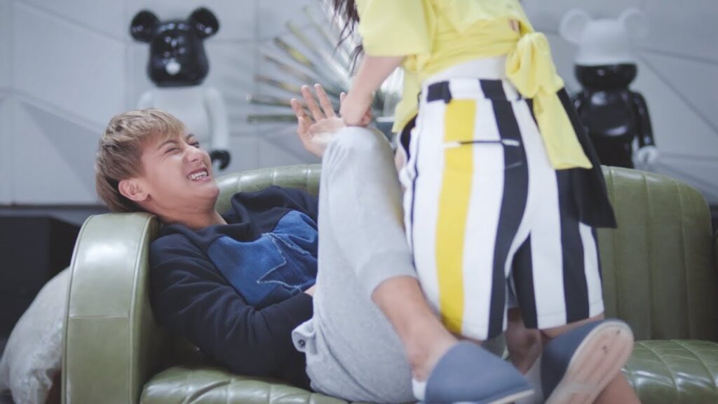 يبقيان معا طول الليل ويلعبان سويا مشهد من المسلسل الرومانسي الموسيقي "ألمع نجم في السماء" مترجم