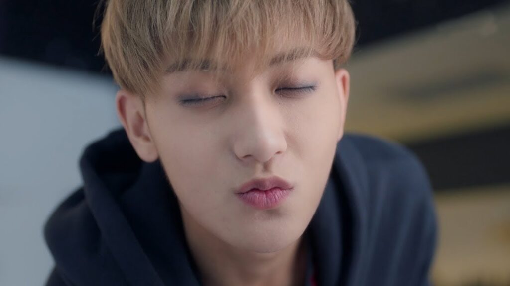 تتخيل انه يقبلها فتقبله مشهد من المسلسل الرومانسي الموسيقي "ألمع نجم في السماء" مترجم عربي