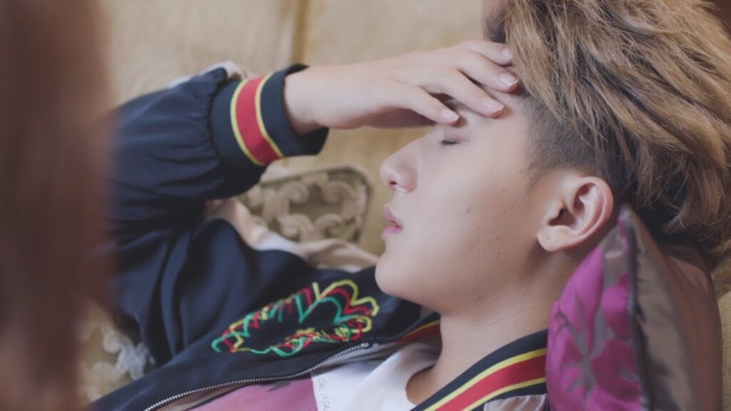 يمنعه الطيب من الغناء بسبب الألم مشهد من المسلسل الرومانسي الموسيقي "ألمع نجم في السماء" مترجم عربي