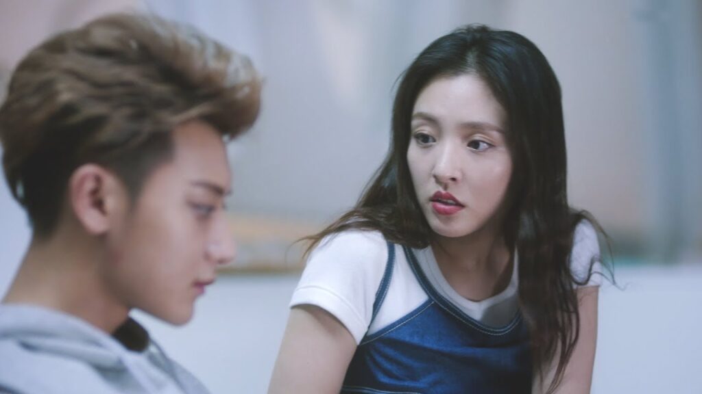 تدعوه علي حسابها في أي مطعم يختاره مشهد مضحك من المسلسل الرومانسي الموسيقي "ألمع نجم في السماء"