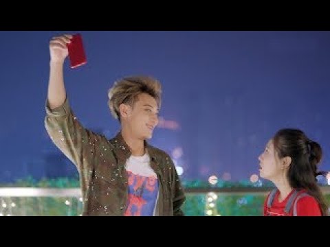 يقدم لها قميص الحب فترفضه، يطردها بالخارج! مشهد من المسلسل الرومانسي الموسيقي "ألمع نجم في السماء"