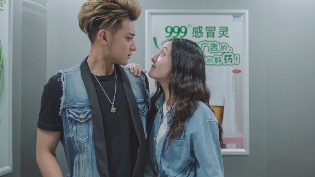 يطلب منها الغناء له، صوتكِ قبيح مشهد مضحك من المسلسل الرومانسي الموسيقي "ألمع نجم في السماء" مترجم