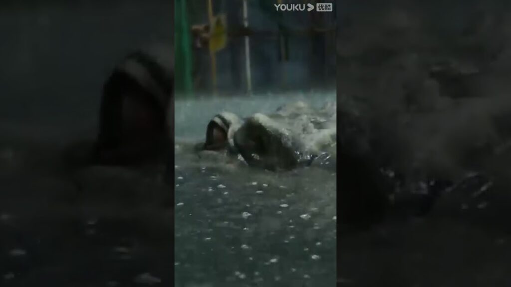 "تسونامي مجنون"｜Crazy Tsunami｜تحت الماء المظلم ، تهاجم التماسيح الآكلة للإنسان بهدوء!｜YOUKU
