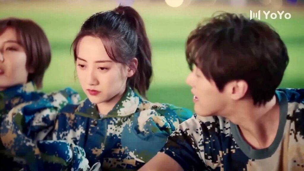 يرقص امام الحشد و يرمي سترتـه عليـها كأشارة لها ( على وشك الشهرة ) يرقص امام الحشد و يرمي سترتـه عليـها كأشارة لها ( على وشك الشهرة )