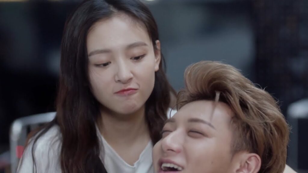 حبيبتي لديها القدرة للسيطرة عليّ! مشهد من المسلسل الرومانسي الموسيقي "ألمع نجم في السماء" مترجم