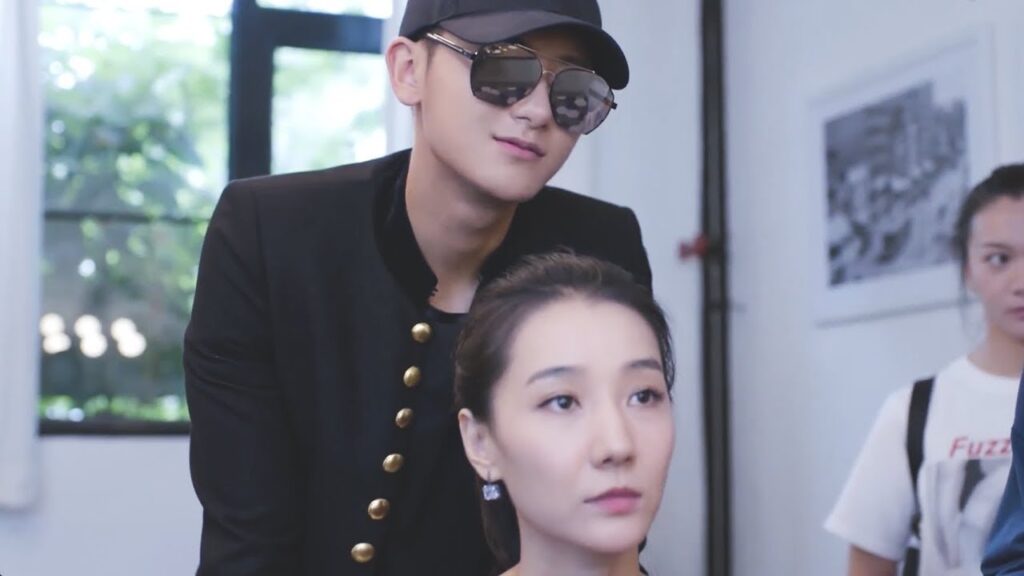 مظهر النجم الجديد يدهش الجميع من روعته مشهد من المسلسل الرومانسي الموسيقي "ألمع نجم في السماء"