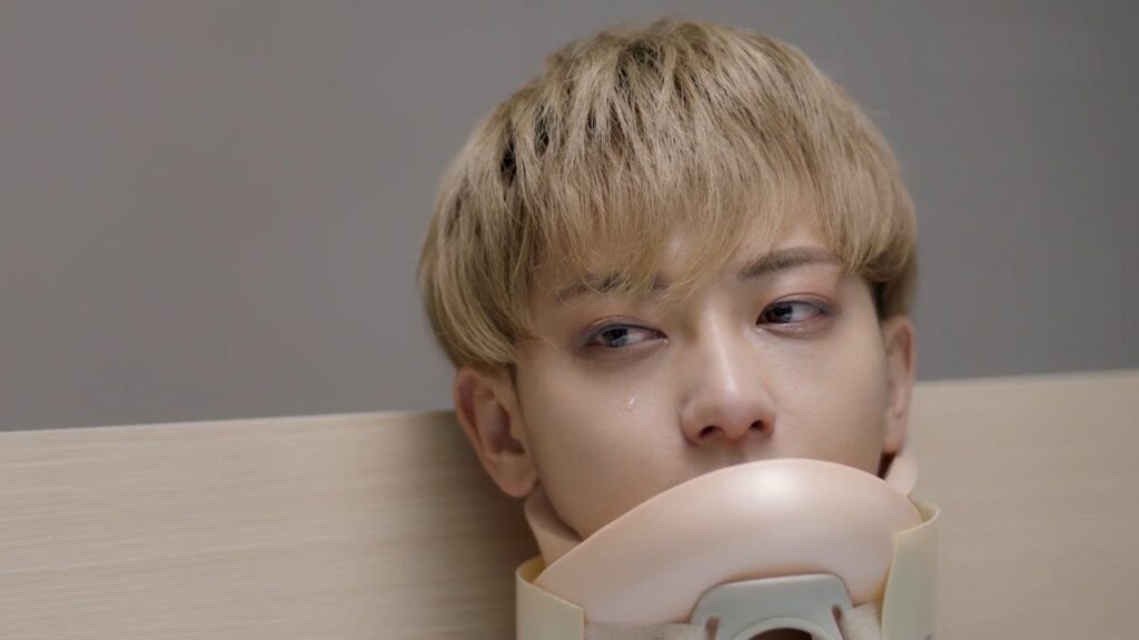 لماذا بكى النجم الوسيم بعد إصابته..؟مشهد من المسلسل الموسيقي الرومانسي " ألمع نجم في السماء" مترجم