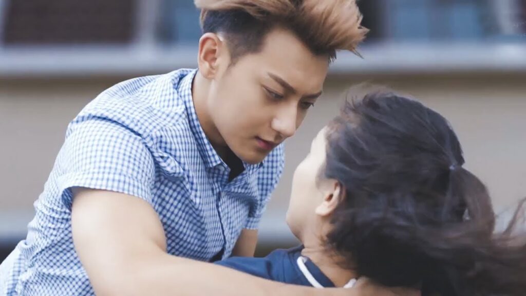 ينقذ حبيبته من السقوط لكن ما كلفة ذلك؟! مشهد من المسلسل الرومانسي الموسيقي "ألمع نجم في السماء"