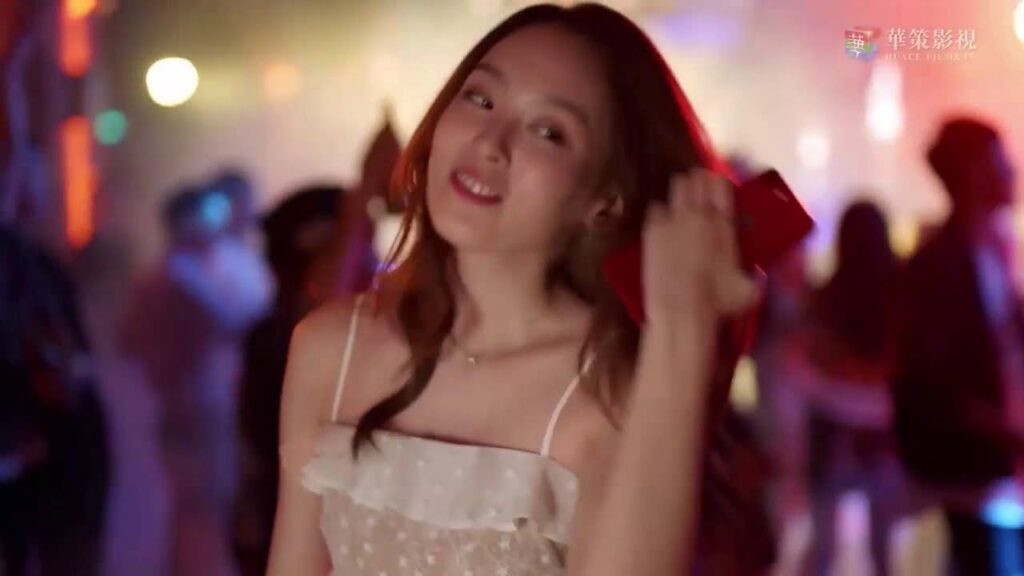 تركت مدرستها حتى تقابل النجم الوسيم مشهد من المسلسل الرومانسي الموسيقي "ألمع نجم في السماء" مترجم