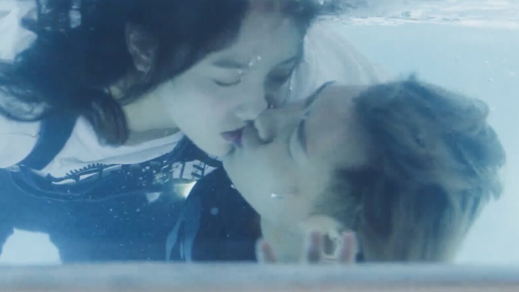 قبلت حبيبي في حمام السباحة مشهد من المسلسل الرومانسي الموسيقي "ألمع نجم في السماء" مترجم