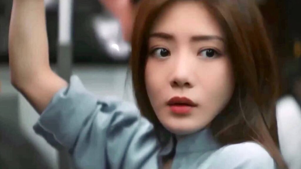 تنزل من الحافلـة و هي في طريقها الى المنزل تسمع اصوات اقدام تتبعها ( بابل )