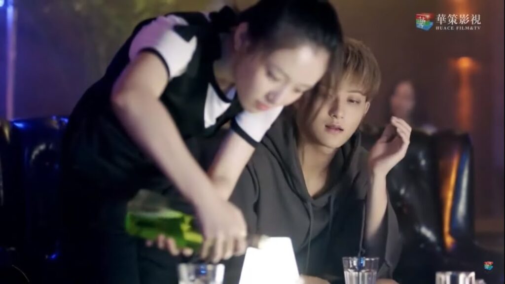 ليست حبيبتي إنها مجرد مساعدة!  مشهد من المسلسل الرومانسي الموسيقي "ألمع نجم في السماء" مترجم