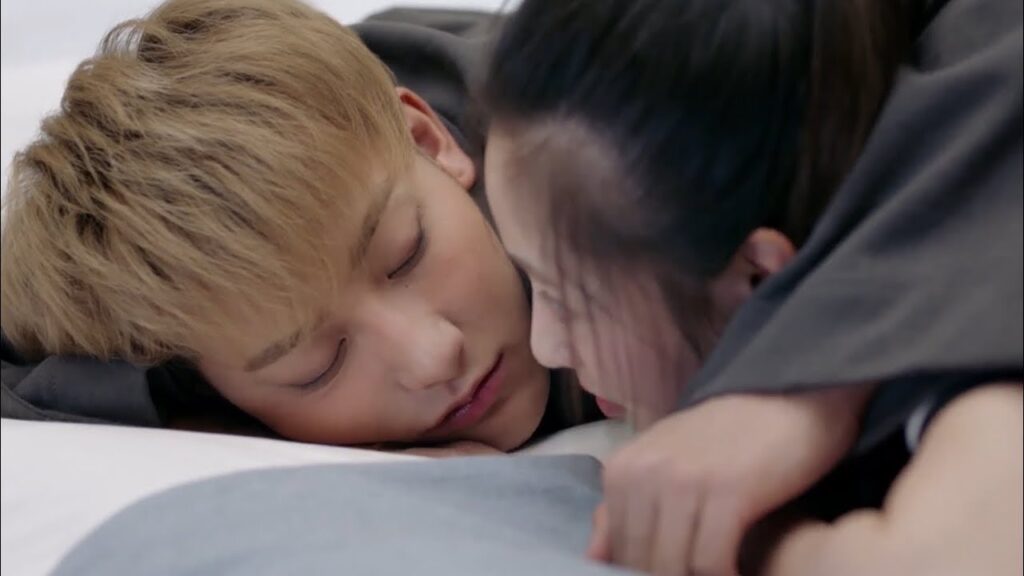 رئيسي في حالة سكر ويأخذني إلى الفندق مشهد من المسلسل الرومانسي الموسيقي "ألمع نجم في السماء" مترجم