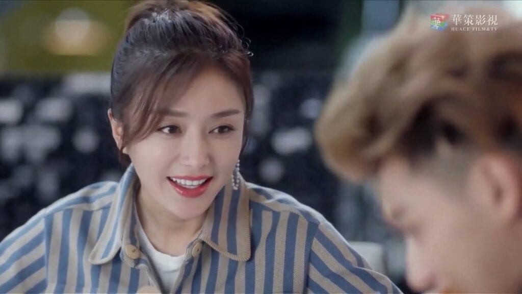 العناق أجمل هدية لنجاح أغنية النجم مشهد من المسلسل الرومانسي الموسيقي "ألمع نجم في السماء"