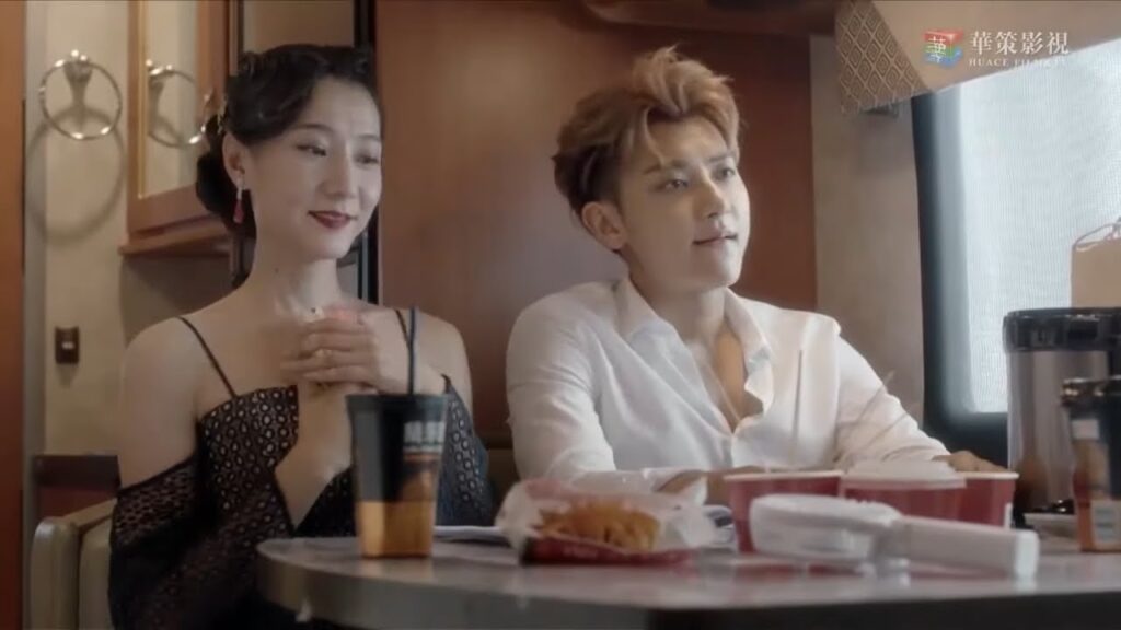 مهووسة بالرجال، تفعل أي شيء لتصبح نجمة مشهد من المسلسل الصيني الرومانسي"ألمع نجم في السماء"