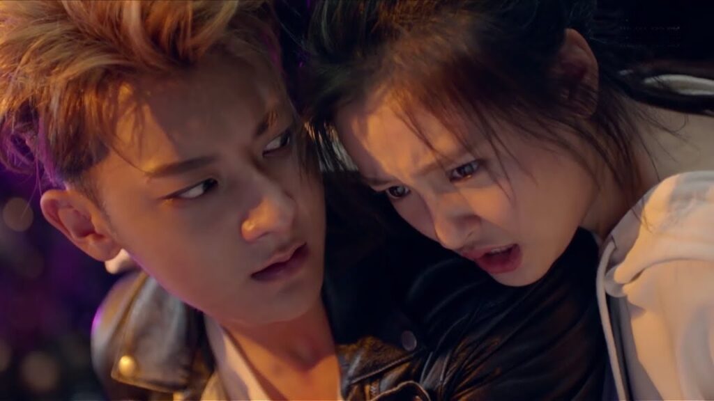 أنقذته! لكنها تلقت الآذى بدلًا منه.. مشهد من المسلسل الصيني “ألمع نجم في السماء” أنقذته! لكنها تلقت الآذى بدلًا منه.. مشهد من المسلسل الصيني "ألمع نجم في السماء"