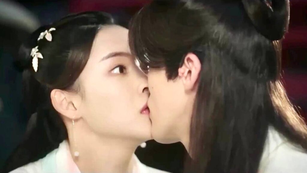 يقوم بسرقـة قبـلتها الاولـى , فتحمر خجلا و تهرب ( اعادة كتابة القدر )