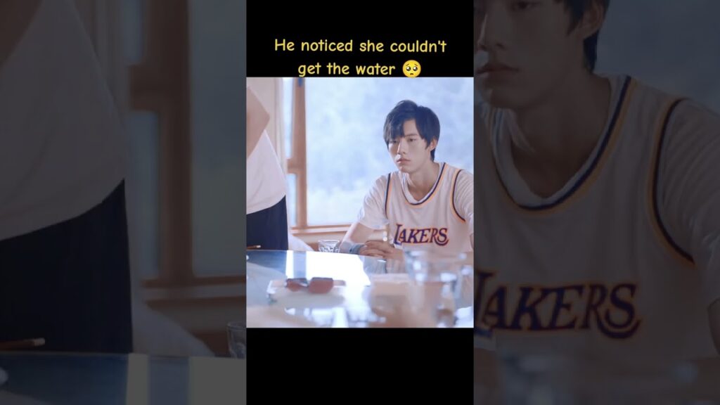لقد لاحظ أنها لا تستطيع الحصول على الماء🥺🥰 #professionalsingle #songyiren #dengchaoyuan #youku