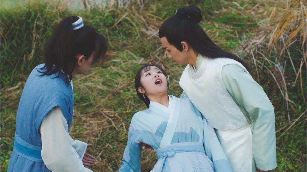 يطارد حبيبته السابقة لمصالحتها مشهد من المسلسل الرومانسي التاريخي "حب رومانسي" A Love So Romantic