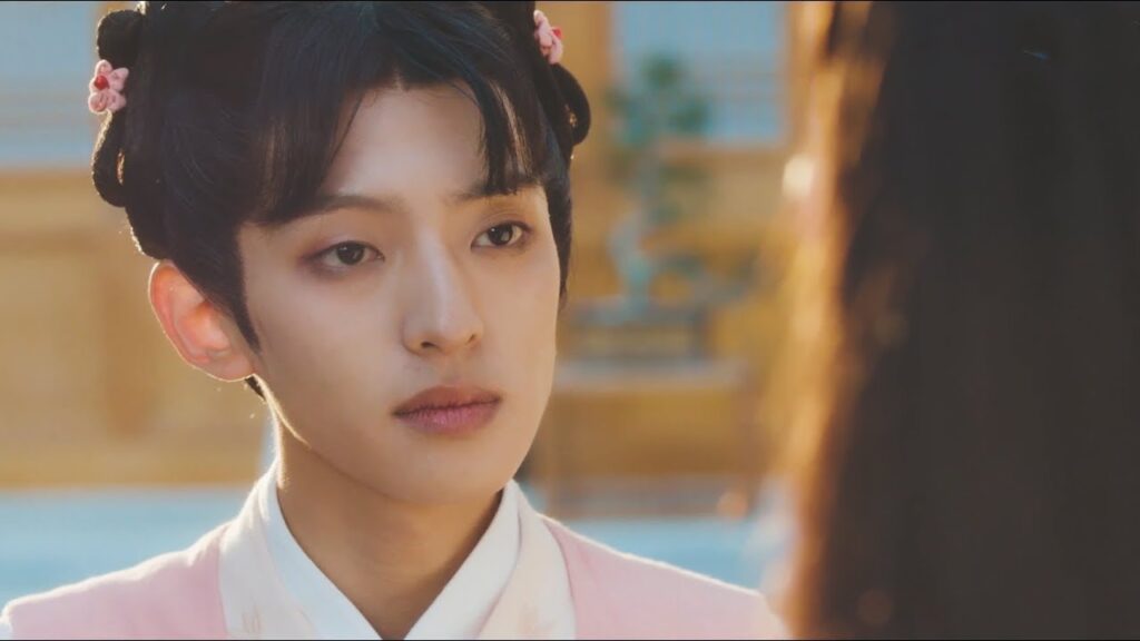 يتنكر في زي سيدة للهروب من القصر مشهد من المسلسل الرومانسي التاريخي"حب رومانسي"| A Love So Romantic"