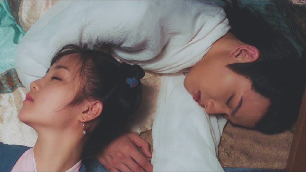 إقتحمت غرفته..ونامت بجواره مشهد من المسلسل الرومانسي التاريخي"حب رومانسي"| A Love So Romantic" مترجم