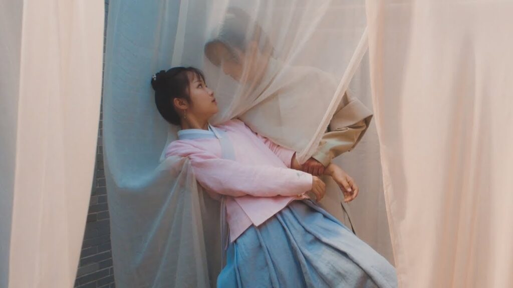 في خيمة واحدة فقط أنت والسيد الشباب ..! مشهد من المسلسل الرومانسي "حب رومانسي"A Love So Romantic"