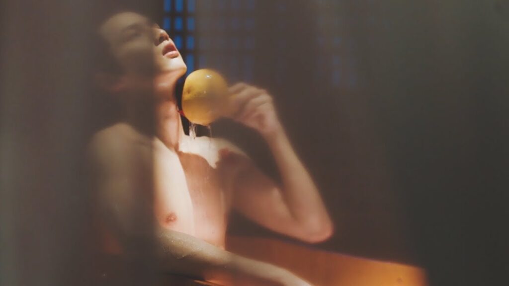 تتلصص عليه وهو يستحم مشهد من المسلسل الرومانسي التاريخي"حب رومانسي" A Love So Romantic" مترجم للعربي