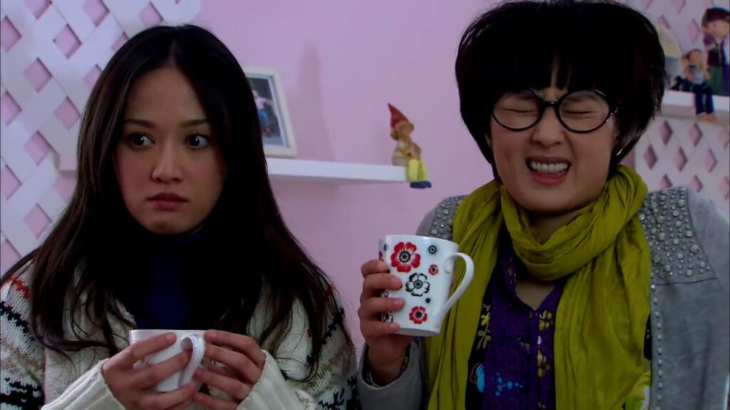 لا يعرفوا صناعة القهوة ... لقد تقيؤوا مشهد مضحك من المسلسل الصيني "حب بارد" | "Blue Love" مترجم