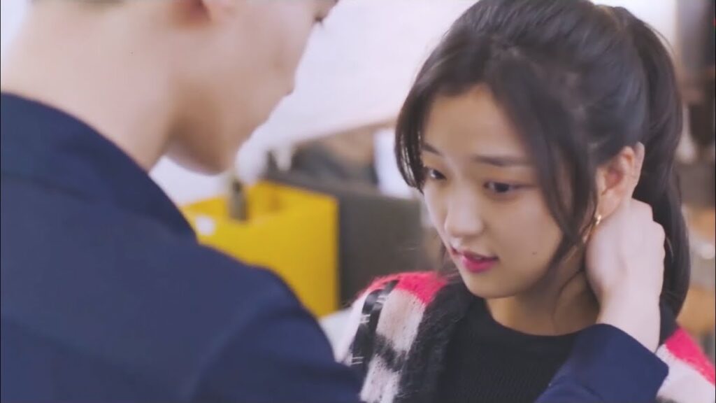 تحاول أن تلفت نظره حتى يقع فى حُبها... مشهد من المسلسل الرومانسي "عدنا للحب " | "Way Back Into Love"