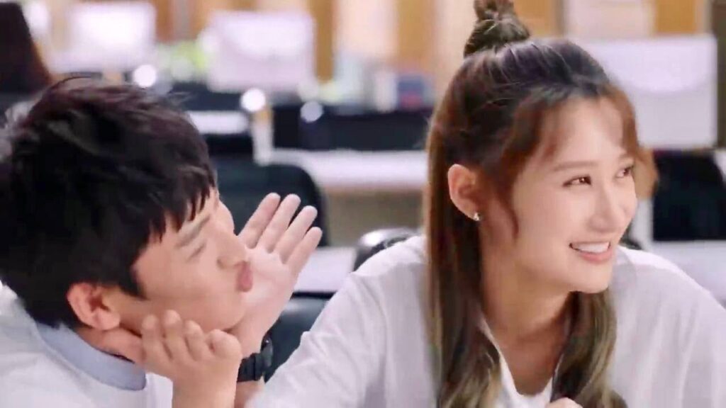 يقبـلها و يحضنـها و لا يكترث لمن حولـه ( تزلج في الحب )