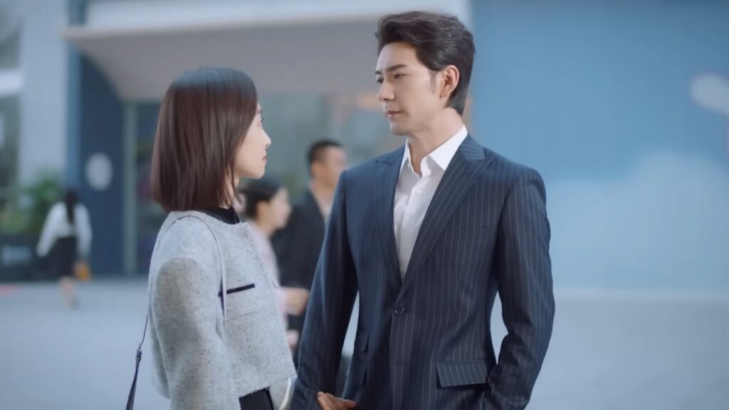 أراد الاعتذار ولكنه رأى حبيبته غير مهتمة بفعلته ولم يدرك لما تخطط له😟🤕مشهد  من "عزيزتنا المترجمة"